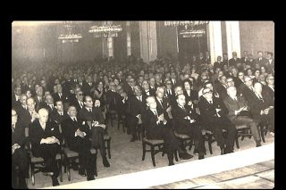 «Χίλτον», Μάρτιος 1966. Τα «σημαίνοντα μέλη της αθηναϊκής κοινωνίας» παρακολουθούν μια από τις διαλέξεις του μελλοντικού «θεωρητικού» της χούντας περί δικτατορίας.